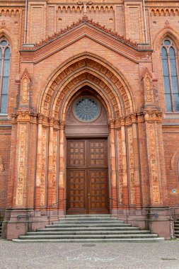 Ön kapısı ahşap olan eski binanın dış cephesi. Pazar Kilisesi, Wiesbaden Şehri, Almanya.  