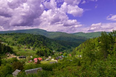 Karpatlar 'daki Yaremche Dağı köyünün manzarası. Ukrayna. Turizm ve aktif eğlence merkezi