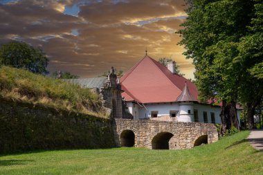Stary Wisnicz köyündeki eski tarihi kale Nowy Wisnicz 'e bakın, yakın plan. Polonya. Ünlü turist simgesi.