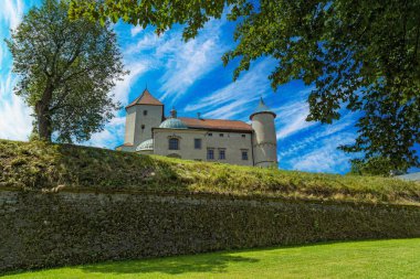 Stary Wisnicz köyündeki eski tarihi kale Nowy Wisnicz 'e bakın, yakın plan. Polonya. Ünlü turist simgesi.