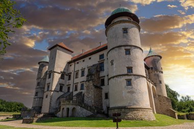 Stary Wisnicz köyündeki eski tarihi kale Nowy Wisnicz 'e bakın, yakın plan. Polonya. Ünlü turist simgesi.