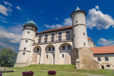 Stary Wisnicz köyündeki eski tarihi kale Nowy Wisnicz 'e bakın, yakın plan. Polonya. Ünlü turist simgesi.