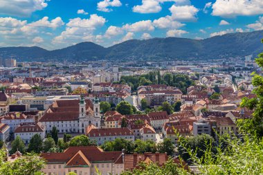 Graz şehrinin yukarıdan görünüşü. Avusturya. Avrupa 'nın Kültür başkenti. Ünlü turistik mekan, turistik mekan