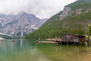 06/07/2024. Braies Gölü 'nden Lago di Braies. Dolomitler. İtalya. Ünlü turist merkezi. Dünyanın her yerinden birçok turist bu güzel dağ gölünü ziyaret eder. Gölün aşırı turizm sorunları var.