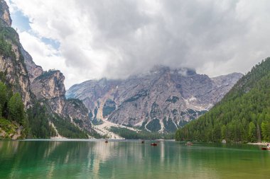 Pragser Wildsee, Prag Gölü, Braies Gölü. Prag Dolomitleri 'ndeki doğal göl. Orman ve dağlarla çevrili. İtalya. Ünlü turizm beldesi