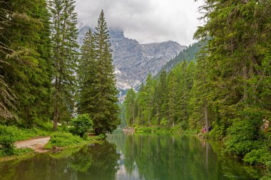 Pragser Wildsee, Prag Gölü, Braies Gölü. Prag Dolomitleri 'ndeki doğal göl. Orman ve dağlarla çevrili. İtalya. Ünlü turizm beldesi