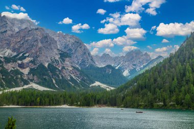 Pragser Wildsee, Prag Gölü, Braies Gölü. Prag Dolomitleri 'ndeki doğal göl. Orman ve dağlarla çevrili. İtalya. Ünlü turizm beldesi
