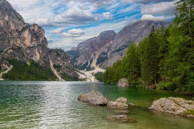 Braies Gölü 'nün etrafındaki dağların manzarası.