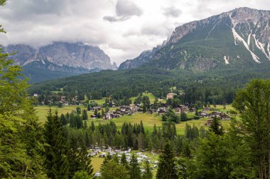 Federa Boğazı 'ndan Cortina d' Ampezzo 'nun manzarası. Dolomitler. İtalya. Turist gezintisi.