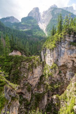 Cascate Di Fanes. Fanes Şelaleleri yürüyüşü. Atkuyruğu manzarası. Cortina d'Ampezzo . Dolomitler. İtalya. Dağ geçidinde güzel şelaleler. Hikihg ve aktif yaşam için ünlü turizm merkezi