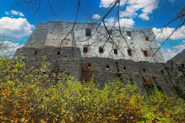 Babice köyü yakınlarındaki Lipowiec kalesine bakın, yakın plan. Polonya. Ünlü turist karası.