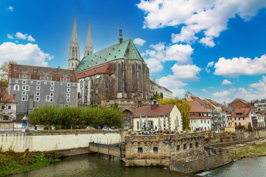 14.11.2024 Gorlitz, Goerlitz, Grlitz şehri. Almanya. Zgorzelec Gorlitz Eski Şehir yaya köprüsü. Polonya ve Almanya sınırındaki Lusatian Neisse nehri üzerindeki yaya köprüsü. 