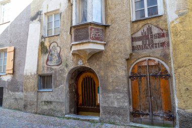 Tirol, Tyrol, Avusturya 'daki belediye binasında tarihi ortaçağ merkezi. Turistik yerler, turistik yerler.