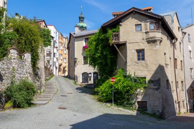 Tirol, Tyrol, Avusturya 'daki belediye binasında tarihi ortaçağ merkezi. Turistik yerler, turistik yerler.
