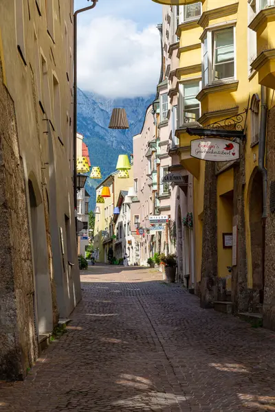 Tirol, Tyrol, Avusturya 'daki belediye binasında tarihi ortaçağ merkezi. Turistik yerler, turistik yerler.