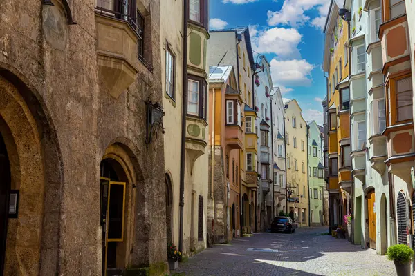 Tirol, Tyrol, Avusturya 'daki belediye binasında tarihi ortaçağ merkezi. Turistik yerler, turistik yerler.