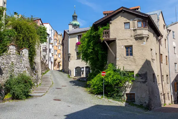 Tirol, Tyrol, Avusturya 'daki belediye binasında tarihi ortaçağ merkezi. Turistik yerler, turistik yerler.