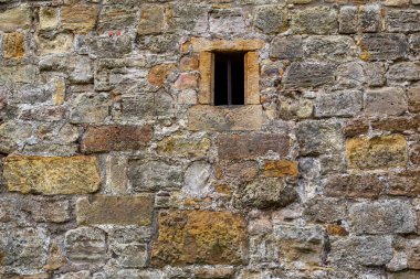 Ortaçağ taş kale duvarı, pencereli, yakın plan..