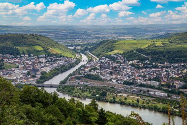 Yaz günü Ren Nehri Vadisi 'nin havadan görünüşü. Almanya. Ünlü turistik mekan ve şarap üretimi