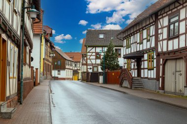 Gerstungen kasabası. Wartburgkreis, Almanya 'da Thüringen eyaletinde yer alan bir şehirdir. Tarihi bir kasaba. Eski renkli ahşap evlerle dolu bir cadde.. 