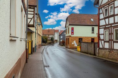 Gerstungen kasabası. Wartburgkreis, Almanya 'da Thüringen eyaletinde yer alan bir şehirdir. Tarihi bir kasaba. Eski renkli ahşap evlerle dolu bir cadde.. 