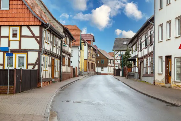 Gerstungen kasabası. Wartburgkreis, Almanya 'da Thüringen eyaletinde yer alan bir şehirdir. Tarihi bir kasaba. Eski renkli ahşap evlerle dolu bir cadde.. 