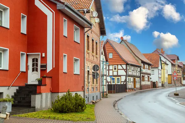 Gerstungen kasabası. Wartburgkreis, Almanya 'da Thüringen eyaletinde yer alan bir şehirdir. Tarihi bir kasaba. Eski renkli ahşap evlerle dolu bir cadde.. 