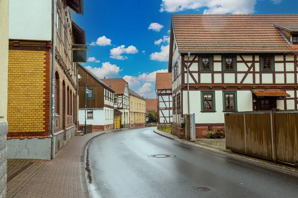 Gerstungen kasabası. Wartburgkreis, Almanya 'da Thüringen eyaletinde yer alan bir şehirdir. Tarihi bir kasaba. Eski renkli ahşap evlerle dolu bir cadde.. 