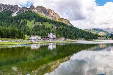 Yazın Misurina Gölü 'nün (Lago di Misurina) doğal manzarası. Cadore bölgesi, Dolomitler, İtalya. Ünlü turizm beldesi. 