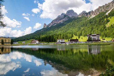 Yazın Misurina Gölü 'nün (Lago di Misurina) doğal manzarası. Cadore bölgesi, Dolomitler, İtalya. Ünlü turizm beldesi. 