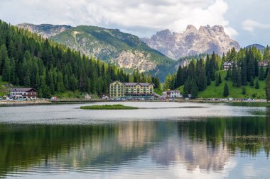 Yazın Misurina Gölü 'nün (Lago di Misurina) doğal manzarası. Cadore bölgesi, Dolomitler, İtalya. Ünlü turizm beldesi. 