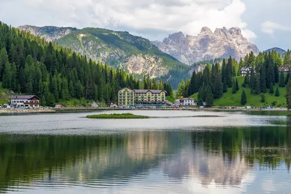 Yazın Misurina Gölü 'nün (Lago di Misurina) doğal manzarası. Cadore bölgesi, Dolomitler, İtalya. Ünlü turizm beldesi. 