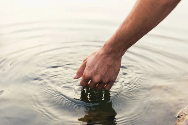 Mão Homem Tocando Água Meio Natureza — Fotografia de Stock