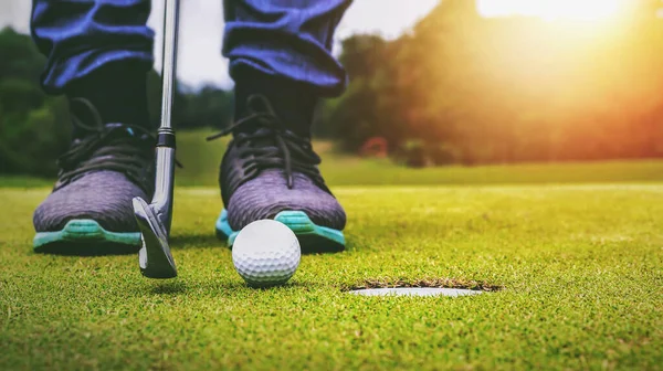 Golfbälle Und Golfschläger Auf Grünem Gras — Stockfoto