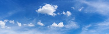 Bulutlu mavi gökyüzü Bir sürü güzel beyaz