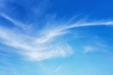 Bulutlu mavi gökyüzü Bir sürü güzel beyaz