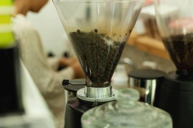 Kahve dükkanındaki elektrikli süpürge.