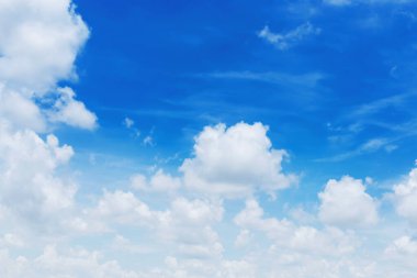 Bulutlu mavi gökyüzü Bir sürü güzel beyaz