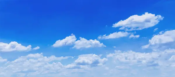 Cielo Azul Con Nubes Muchas Bellas Blancas Fotos de stock libres de derechos