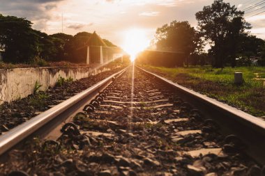 Kırsal tren rayları. Yolun her iki tarafında da güzel doğa var.
