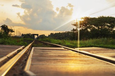 Kırsal tren rayları. Yolun her iki tarafında da güzel doğa var.