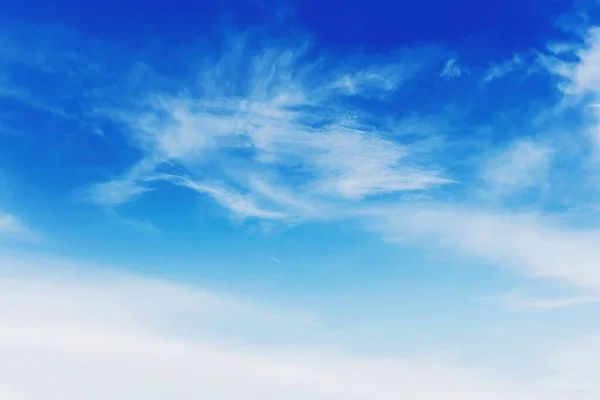 Cielo Azul Con Nubes Muchas Bellas Blancas Imagen de archivo