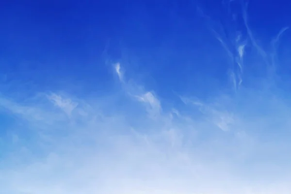 Cielo Azul Con Nubes Muchas Bellas Blancas Fotos de stock libres de derechos