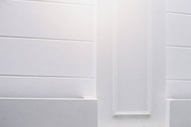 Beton rafları olan güzel bir oda köşesi.