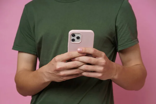 Nie Widać Twarzy Nastolatek Smartfonem Rękach Odizolowany Różowym Tle Nastolatek — Zdjęcie stockowe