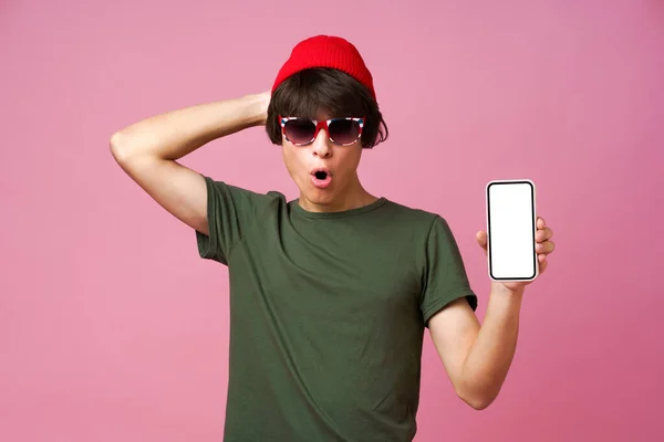 Podekscytowany Nastolatek Trzymać Smartfon Białym Ekranie Makiety Sobie Zielony Khaki — Zdjęcie stockowe
