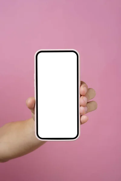 Nastolatek Facet Ręka Białym Ekranie Smartphone Makieta Izolowane Różowym Tle — Zdjęcie stockowe