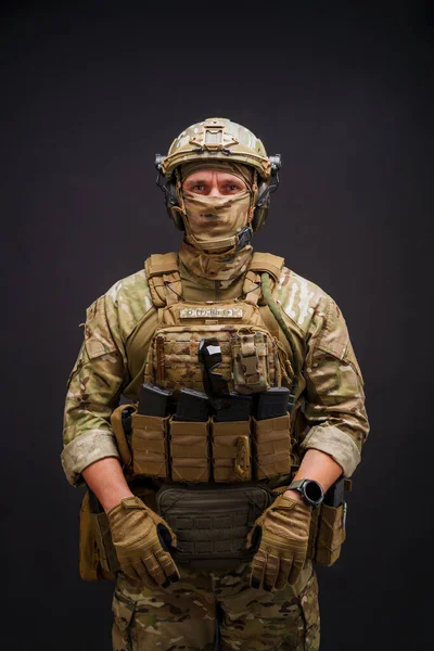 Elit Medlem Ukrainas Væpnede Styrker Svart Bakgrunn Soldatmann Kledd Militær – stockfoto