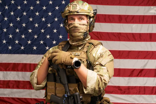 兵士たちは背景にアメリカ国旗を掲揚する弾薬を身に着けた機関銃に手を置いた 迷彩服のライフルを持つ陸軍兵士 米国の国旗を背景に — ストック写真