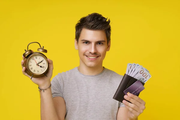 Jovem Sorridente Segura Relógio Carteira Com Dinheiro Cada Mão Contra — Fotografia de Stock